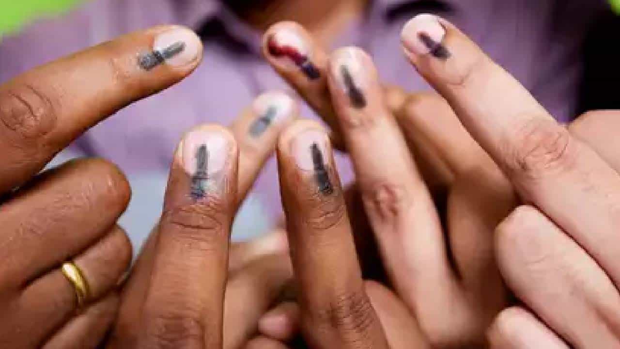 Karnatak Assembly Election : कर्नाटक विधानसभेच्या निकालाचं काऊंटडाऊन सुरू, 224 जागांसाठी मतमोजणीला सुरुवात Karnatak Assembly Election : कर्नाटक विधानसभेच्या निकालाचं काऊंटडाऊन सुरू, 224 जागांसाठी मतमोजणीला सुरुवात