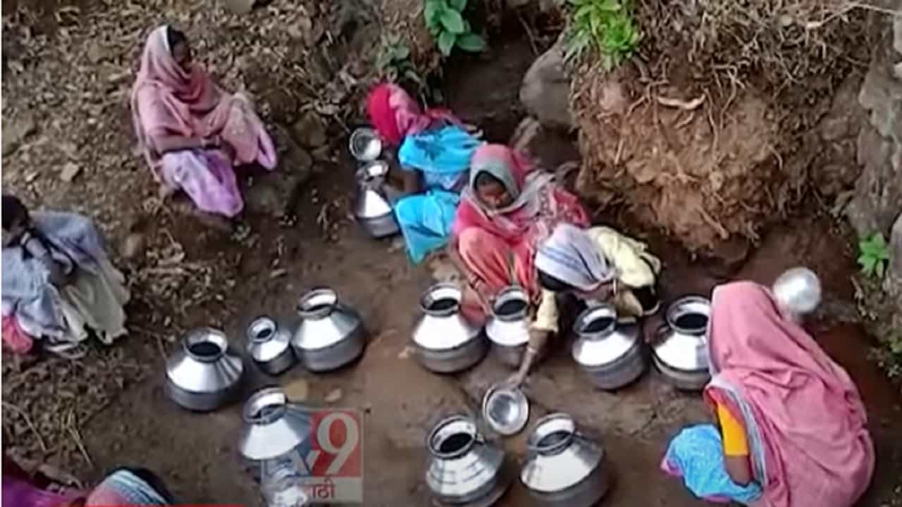 धरण उशाला अन् कोरड घशाला, घोटभर पाण्यासाठी आदिवासी महिलांची पायपीट