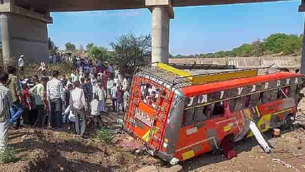 Khargone Bus Accident : मौत का पुल.. 50 फूट उंच पुलावरून बस कोसळली, 25 प्रवासी दगावले; आरटीओ अधिकारी सस्पेंड