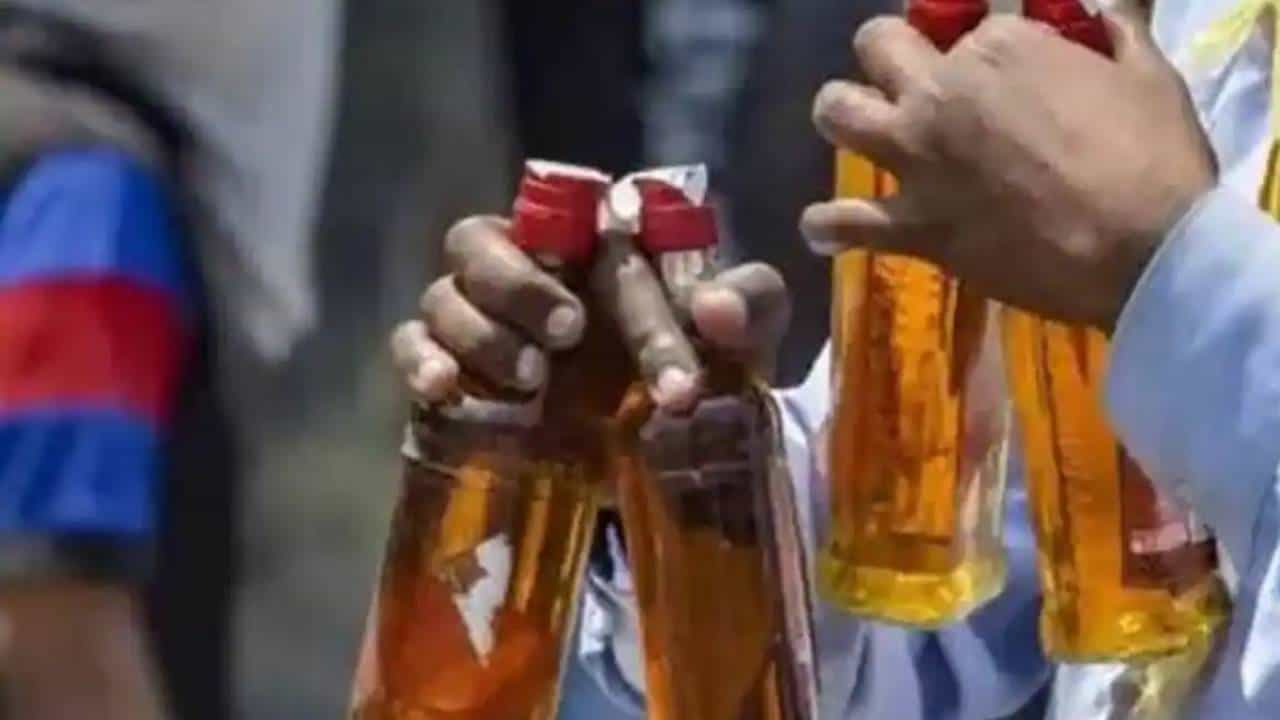 राज्यात तळीरामांची संख्या वाढली, राज्याच्या तिजोरीत टाकली इतक्या कोटिंची भर राज्यात तळीरामांची संख्या वाढली, राज्याच्या तिजोरीत टाकली इतक्या कोटिंची भर