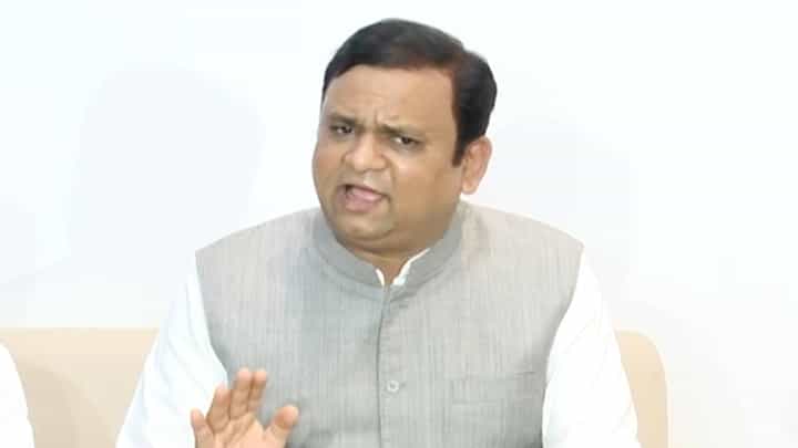 16 MLAs Disqualification | 16 आमदारांच्या अपात्रतेचा निर्णय कधी देणार, राहुल नार्वेकर यांनी स्पष्टच म्हटले... 16 MLAs Disqualification | 16 आमदारांच्या अपात्रतेचा निर्णय कधी देणार, राहुल नार्वेकर यांनी स्पष्टच म्हटले...