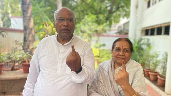 कर्नाटकात सध्या निवडणूक होतेय. आज मतदान पार पडतंय. मल्लिकार्जुन खर्गे यांनी आज मतदान केलं.