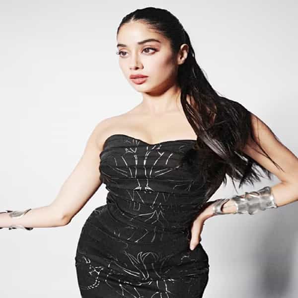अभिनेत्री जान्हवी कपूर (Janhvi Kapoor) फक्त बॉलिवूडमध्येच नाही तर, सोशल मीडियावर देखील कायम सक्रिय असते. सोशल मीडियावर जान्हवीच्या चाहत्यांची संख्या देखील फार मोठी आहे.