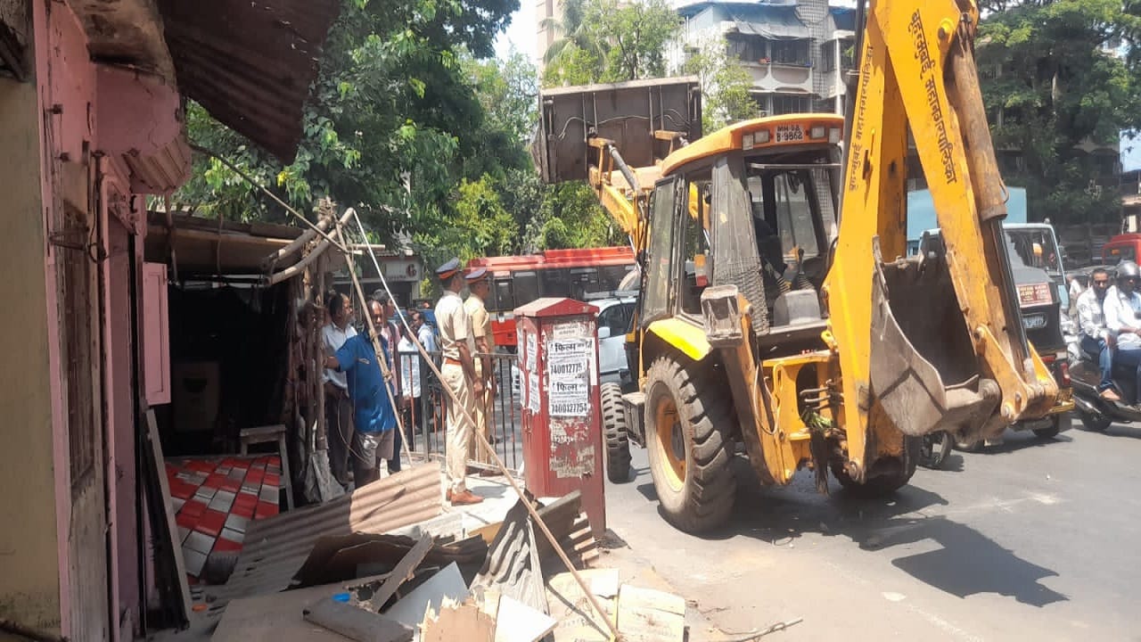 अंमली पदार्थमुक्त मुंबई करतानाच राज्यात अन्यत्र मोठ्या प्रमाणावर त्याचे पेव फुटले आहे का याबाबत दक्ष राहून कारवाई करावी. जनजागृतीसाठी अन्न व औषध प्रशासन, आरोग्य, शिक्षण, सामाजिक न्याय, राज्य उत्पादन शुल्क या विभागांची एकत्रित बैठक घेण्याचे निर्देशही मुख्यमंत्र्यांनी दिले.