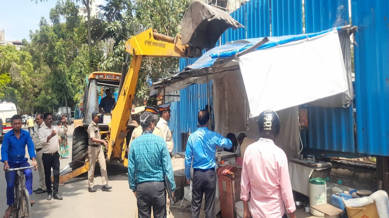 अंमली पदार्थांच्या व्यसनामुळे तरुण पिढी बरबाद होत असून त्यापासून त्यांना रोखण्यासाठी मोठ्या प्रमाणावर जनजागृतीची मोहिम हाती घ्या. अंमली पदार्थांची विक्री, पुरवठा करणाऱ्यांवर धडक कारवाई करा. शाळा, महाविद्यालयांच्या परिसरातील पान ठेल्यांवर कारवाई करून व्यसनाच्या दुष्परिणामाविषयी मोठ्या प्रमाणावर जनजागृती मोहिम राबविण्याच्या सूचना मुख्यमंत्री श्री. शिंदे यांनी दिल्या. 