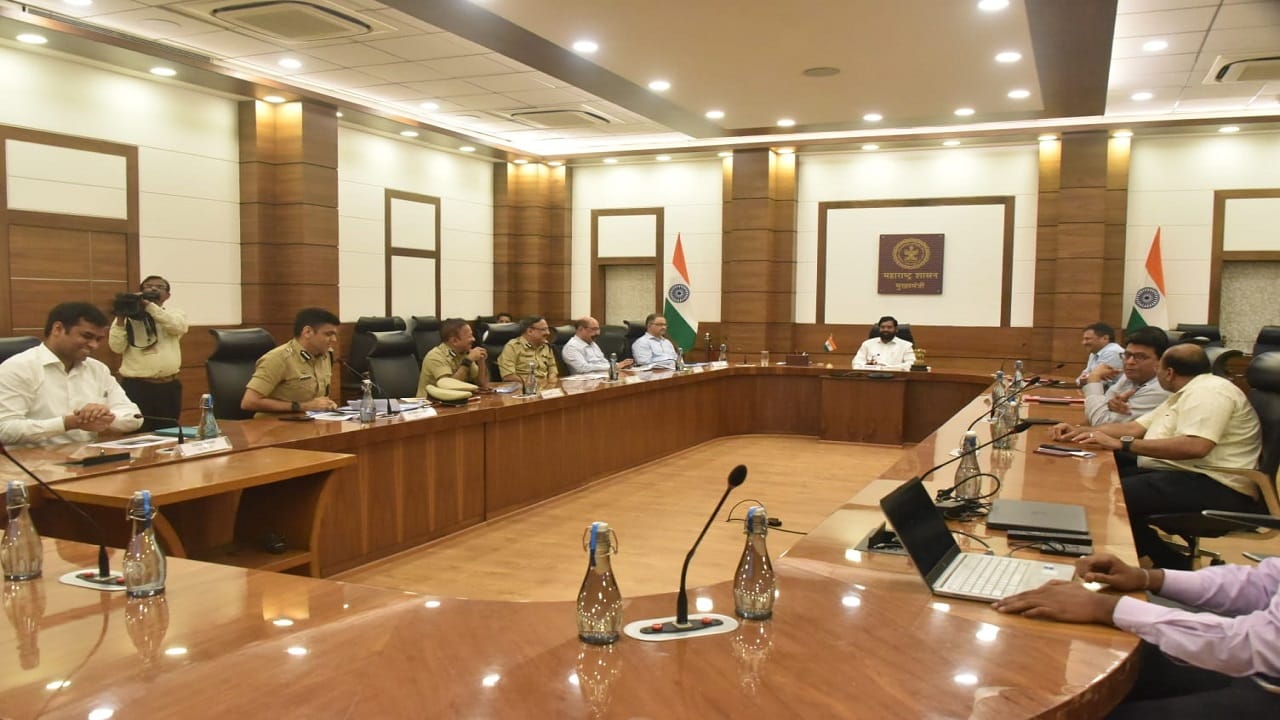 मुख्यमंत्री एकनाथ संभाजी शिंदे यांच्या अध्यक्षतेखाली आयोजित बैठकीत ‘अंमली पदार्थमुक्त मुंबई’ चा आढावा घेण्यात आला. गेल्या दहा दिवसात सुमारे ७ कोटी रुपयांचे अंमली पदार्थ जप्त करण्यात आले असून आठवडाभरात मुंबई पोलिसांनी विविध ठिकाणांहून ३५० पेक्षा अधिक जणांना अटक केली आहे. या मोहिमेला अधिक प्रभावीपणे राबविण्यासाठी ‘मिशन थर्टी डेज’ मोहिम हाती घेण्याचे निर्देश मुख्यमंत्र्यांनी या बैठकीत दिले.