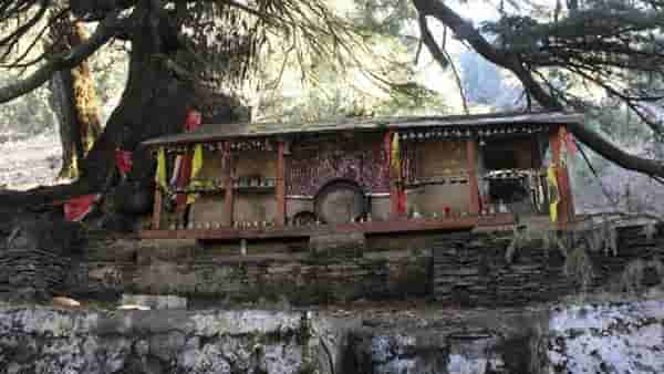 रहस्यमयी आहे भारतातील हे मंदिर, डोळ्याला आणि तोंडाला पट्टी बांधून मिळतो प्रवेश