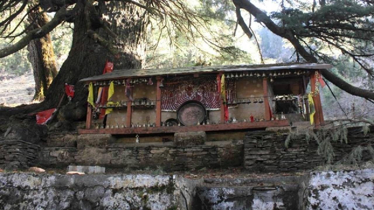 रहस्यमयी आहे भारतातील हे मंदिर, डोळ्याला आणि तोंडाला पट्टी बांधून मिळतो प्रवेश रहस्यमयी आहे भारतातील हे मंदिर, डोळ्याला आणि तोंडाला पट्टी बांधून मिळतो प्रवेश