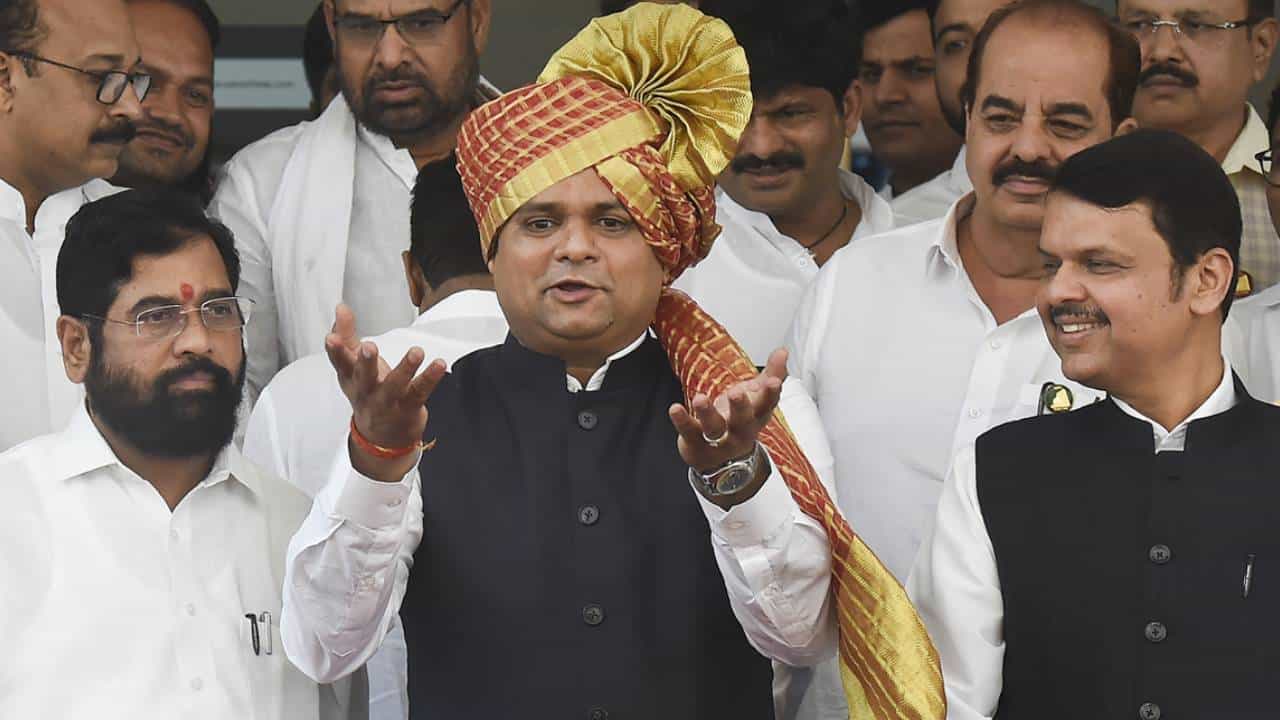 ...तर आधी फडणवीस यांनी मग या मूर्खाना आवरायला हवं; राऊत यांनी कोणाला ठरवलं मुर्ख? ...तर आधी फडणवीस यांनी मग या मूर्खाना आवरायला हवं; राऊत यांनी कोणाला ठरवलं मुर्ख?