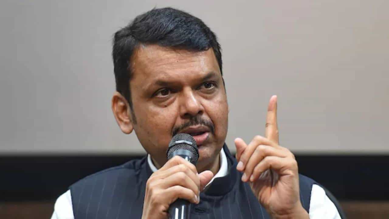 सत्तासंघर्षाच्या निकालानंतर फडणवीस यांच्यावर सामानातून घणाघात; सोयीचा राजकीय अर्थ