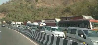 पुणे-मुंबई द्रुतगती मार्गावर वाहतुकीची कोंडी, कशामुळे झाली एवढी ट्रॅफीक जाम?