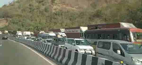 पुणे-मुंबई द्रुतगती मार्गावर वाहतुकीची कोंडी, कशामुळे झाली एवढी ट्रॅफीक जाम?