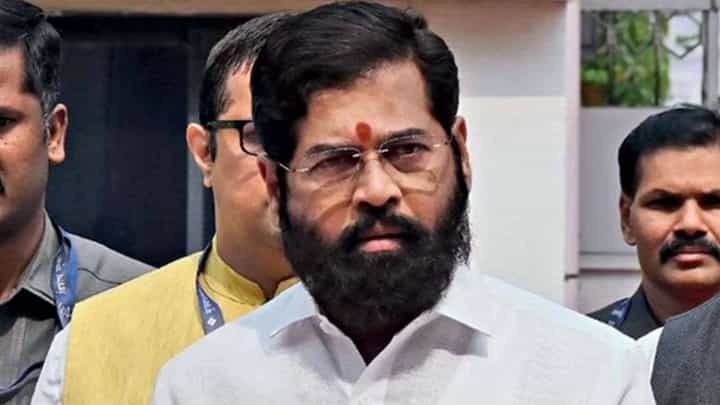 मुख्यमंत्री शिंदे यांच्या बालेकिल्ल्यात ठाकरे यांची मोर्चे बांधणी मुख्यमंत्री शिंदे यांच्या बालेकिल्ल्यात ठाकरे यांची मोर्चे बांधणी