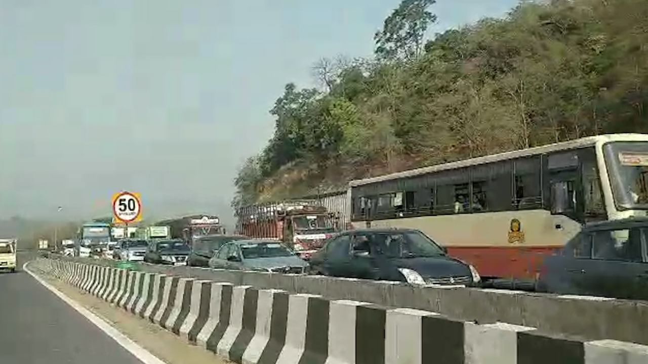 Mumbai-Pune Expressway | मुंबई-पुणे महामार्गावर मोठी वाहतूक कोंडी, वाहनांच्या लांबच लांब रांगा, काय आहे कारण?