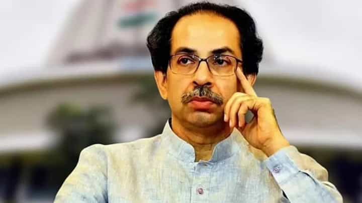 सर्वोच्च न्यायालयाच्या 'त्या' विधानावरून ठाकरे यांचा शिंदे-फडणवीस सरकारवर हल्लाबोल सर्वोच्च न्यायालयाच्या 'त्या' विधानावरून ठाकरे यांचा शिंदे-फडणवीस सरकारवर हल्लाबोल