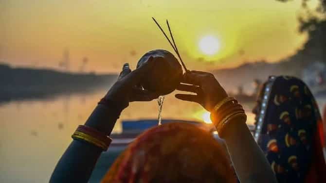सूर्याला अर्घ्य देण्याला आहे विशेष महत्त्व, असे आहे यामागचे धार्मिक कारण