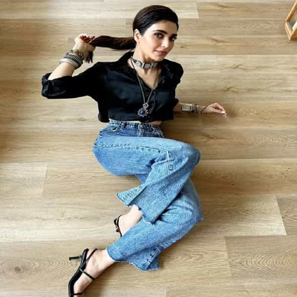 अभिनेत्री करिश्मा तन्ना (Karishma Tanna) हिच्या फॅशनची चर्चा कामय चाहत्यांमध्ये रंगलेली असते. काळ्या रंगाच्या ड्रेसमध्ये करिश्मा तन्ना बोल्ड आहे ग्लॅमरस दिसत आहे.