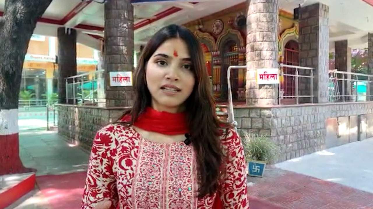 अभिनेत्री सायली पाटील हिने घेतले अमळनेर मंगळग्रह मंदिराचे दर्शन, मंदिर संस्थानचा परिसर पाहून सायली भारावली अभिनेत्री सायली पाटील हिने घेतले अमळनेर मंगळग्रह मंदिराचे दर्शन, मंदिर संस्थानचा परिसर पाहून सायली भारावली
