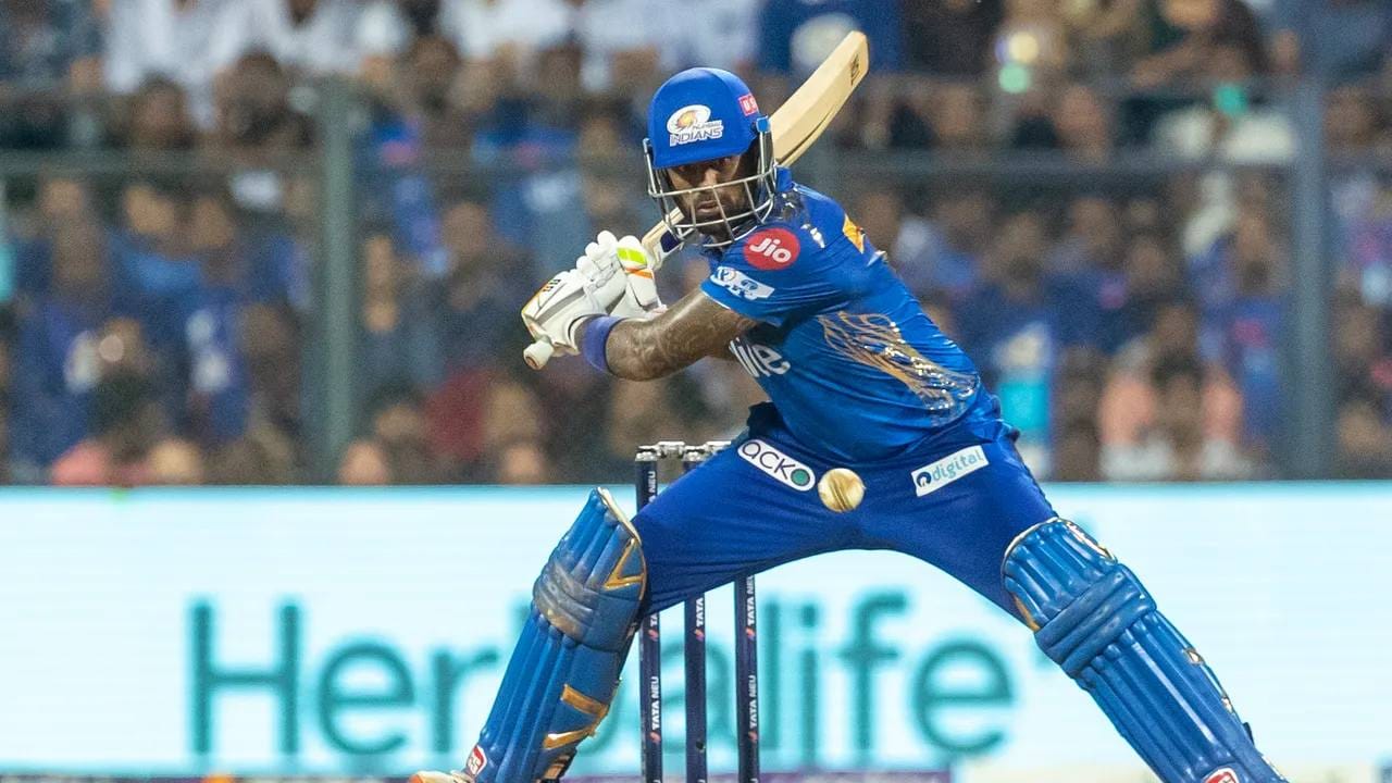 आयपीएल 2023 स्पर्धेत मुंबई इंडियन्सचा पहिला सामना रॉयल चॅलेंजर्स बंगळुरु विरुद्ध झाला. या सामन्यात सूर्यकुमार यादवने 16 चेंडूत 15 धावा केल्या. या एका चौकाराचा समावेश होता. (Photo: IPL/BCCI)