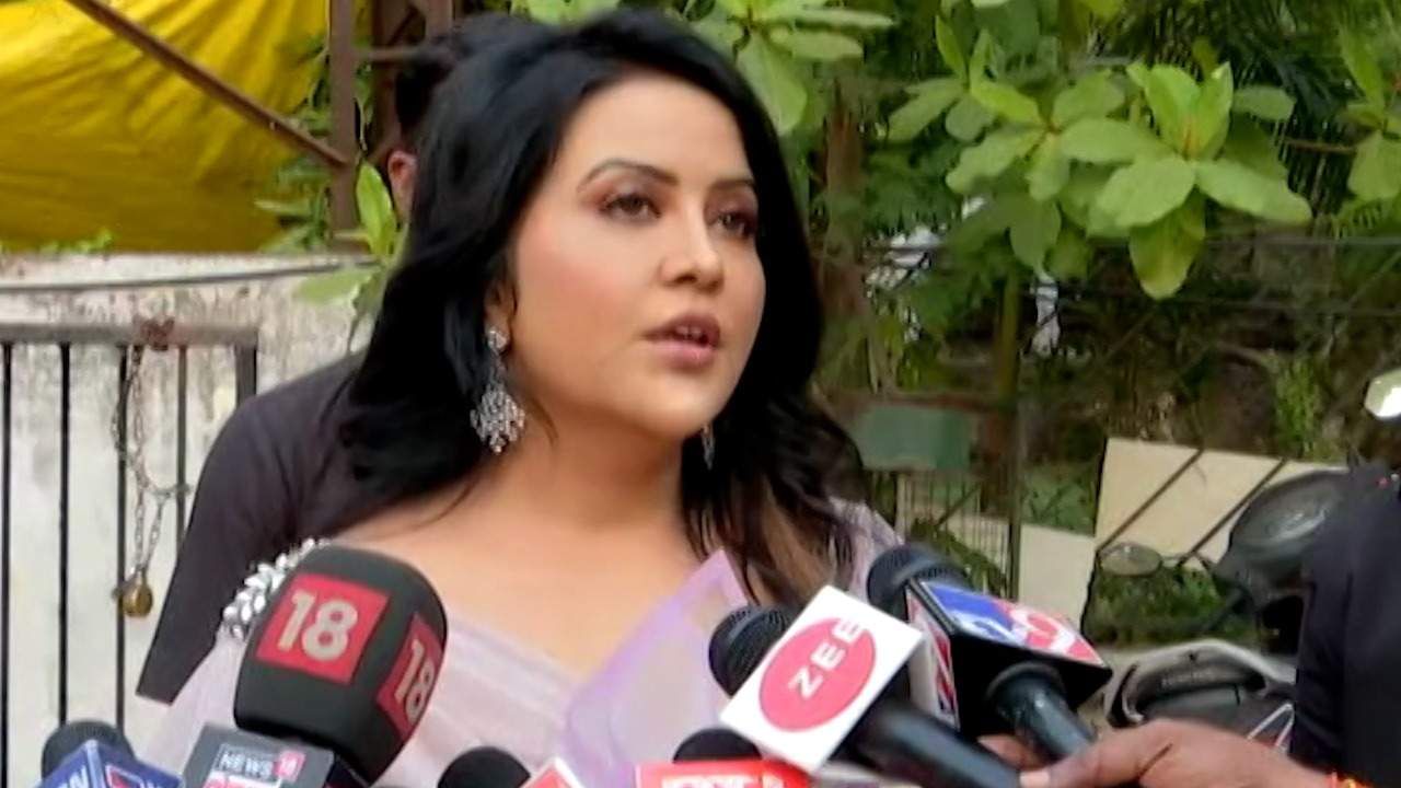 कर्नाटक विधानसभा निकालावर अमृता फडणवीस म्हणाल्या, 'काल भाजप, आज काँग्रेस, तर उद्या...' कर्नाटक विधानसभा निकालावर अमृता फडणवीस म्हणाल्या, 'काल भाजप, आज काँग्रेस, तर उद्या...'