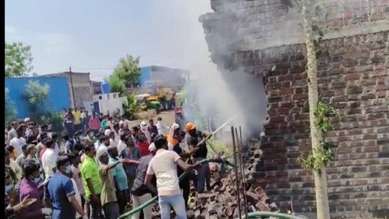 कामगार कामात मग्न होते, इतक्यात मोठा आवाज झाला, पाहता पाहता गोडाऊनमध्ये आगडोंब कामगार कामात मग्न होते, इतक्यात मोठा आवाज झाला, पाहता पाहता गोडाऊनमध्ये आगडोंब