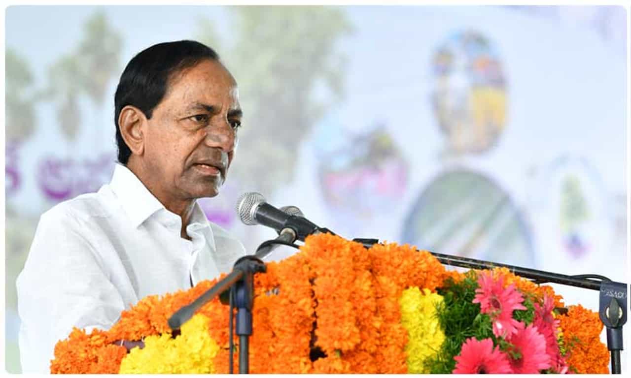 पक्ष वाढवायचा असेल, म्हणून केसीआर लोकं घेतायेत, गुलाबराव पाटील यांची प्रतिक्रिया