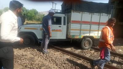 भीषण अपघात ! इगतपुरीत पुलाचा कथडा तोडून पिकअप थेट रेल्वे रुळावर, तर चंद्रपुरात वऱ्हाडाची बस थेट नाल्यात