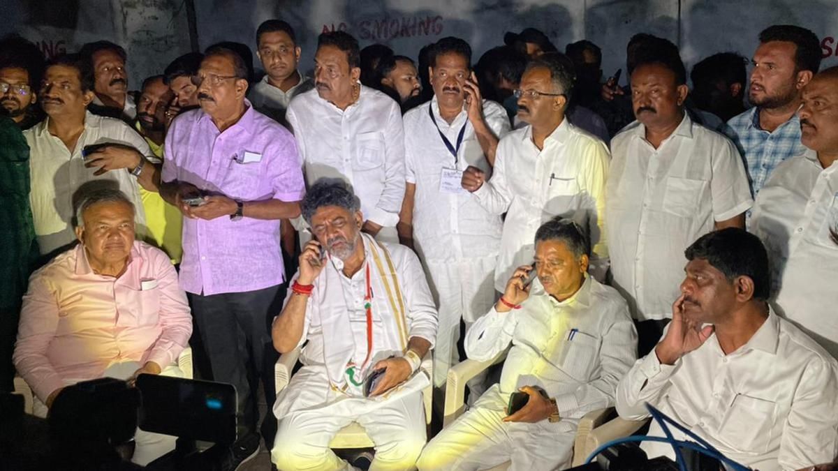 प्रचंड गोंधळ ! आधी काँग्रेस उमेदवार विजयी घोषित, फेरमतमोजणीत मात्र भाजपचा उमेदवार १६ मतांनी विजयी प्रचंड गोंधळ ! आधी काँग्रेस उमेदवार विजयी घोषित, फेरमतमोजणीत मात्र भाजपचा उमेदवार १६ मतांनी विजयी