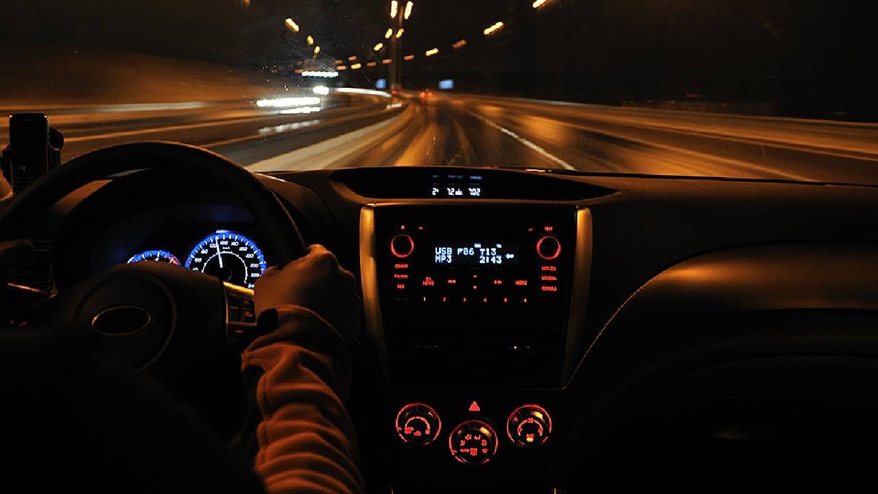 रात्रीच्या वेळी चालवत असाल गाडी तर झोप टाळण्यासाठी अवश्य करा या गोष्टी