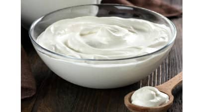 डोळ्यांखालील डार्क सर्कल्स घालवण्यासाठी लावा दही, या पद्धतीने वापरून पहा