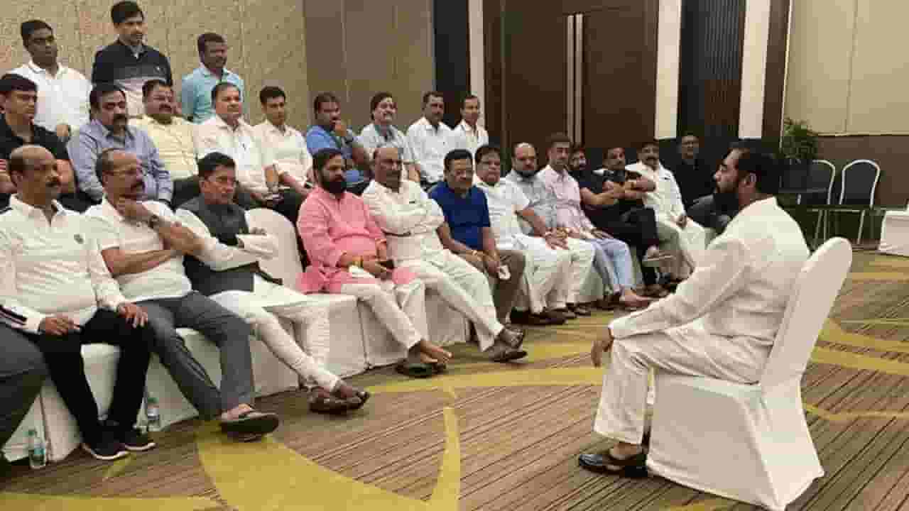 सर्वच शिंदे सोबत पळून गेले, मी एकटा काय करू?; शिवसेना नेत्यानं सांगितलं शिंदे यांच्याबरोबर जाण्यामागचं कारण?