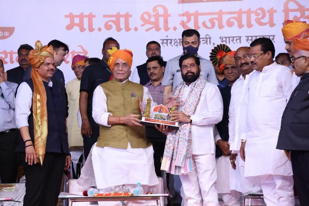 हे आपले सरकार आहे. याच भावनेने अनेक मागण्या सरकारकडे केल्या गेल्या आहेत. सर्वसामान्य माणसाला न्याय देण्याचे काम आम्ही करत आहोत. सरकारी मदतीचे पंख लावून आम्ही तुम्हाला मुख्य प्रवाहात आणणार असल्याची ग्वाही देतानाच, राजपूत समाजाच्या अगोदर लावण्यात येणारा भामटा हा शब्द काढून टाकण्यासाठी आपले सरकार सर्वतोपरी प्रयत्न करणार असल्याचे याप्रसंगी नमूद केले.