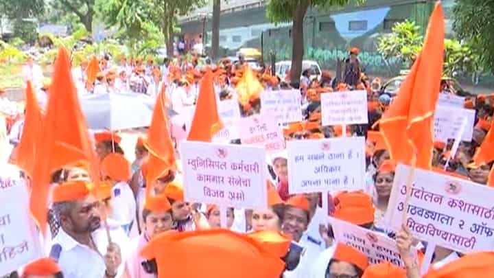 Mumbai Nurses Protest | मुंबईत पालिका रूग्णालयातील परिचारिका आक्रमक, 'या' मागणीकरता उतरल्या रस्त्यावर Mumbai Nurses Protest | मुंबईत पालिका रूग्णालयातील परिचारिका आक्रमक, 'या' मागणीकरता उतरल्या रस्त्यावर