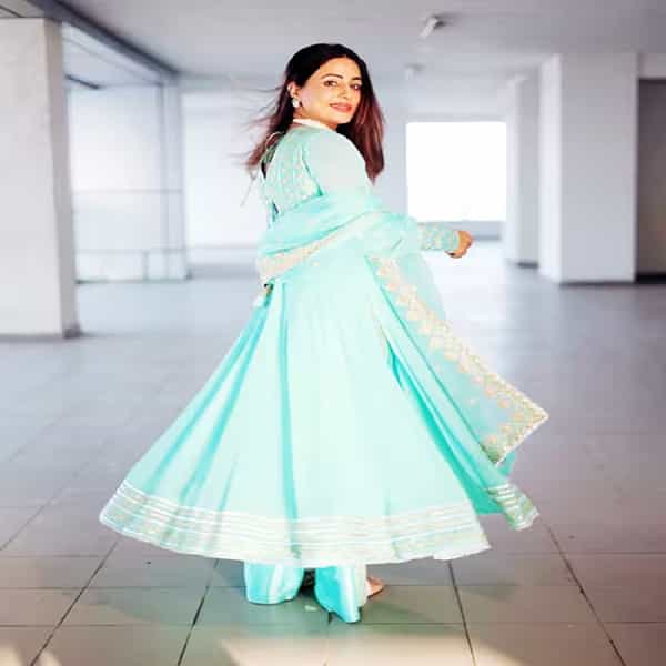 अभिनेत्री हिना खान (Hina Khan) कायम कोणत्या न कोणत्या कारणामुळे चर्चेत असते... आता अभिनेत्री तिच्या सौंदर्यामुळे चर्चेत आली आहे...