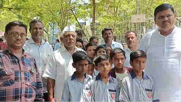 सरकार मायबाप, पावसाआधी आमची शाळा दुरुस्त करा; विद्यार्थ्यांचा अधिकाऱ्यांसमोर टाहो...