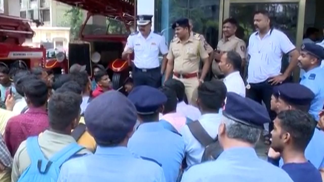 मुंबईत भायखळा फायर ब्रिगेडवर परिक्षार्थींची गर्दी, निवड करताना अन्याय झाल्याचा आरोप मुंबईत भायखळा फायर ब्रिगेडवर परिक्षार्थींची गर्दी, निवड करताना अन्याय झाल्याचा आरोप