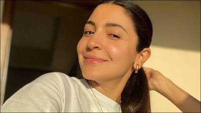 Video | विराटला सोडून मुंबईमध्ये या व्यक्तीसोबत गाडीवर फिरणे अनुष्का शर्मा हिला पडणार महागात? कारवाई करण्याची होत आहे मागणी