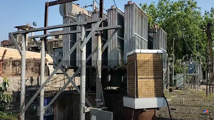 तापमान वाढलंय, ट्रान्सफॉर्मर 'कुल' राहण्यासाठी इथं थेट 106 कुलरच लावले तापमान वाढलंय, ट्रान्सफॉर्मर 'कुल' राहण्यासाठी इथं थेट 106 कुलरच लावले