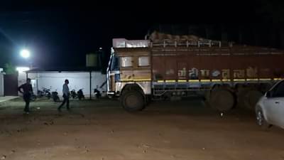 चंद्रपूर जिल्ह्यात जाणारा धान्याचा ट्रक भंडाऱ्यात पकडला, कारवाईत आठ लाख रुपयाचं धान्य सापडलं