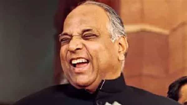 तंदुरुस्त शरीरासाठी लोक आहार आणि व्यायामाकडे विशेष लक्ष देतात. पण तुम्हाला माहित आहे का की या सगळ्याच्या पलीकडे मोकळेपणाने हसणे देखील तुम्हाला निरोगी ठेवू शकते. खरं तर हसण्याने तुमची फुफ्फुसे मजबूत होतात. तसेच रक्ताभिसरणही योग्य होते. इतकंच नाही तर मनमोकळेपणाने हसत अनेक गंभीर आजार शरीरापासून दूर राहतात.