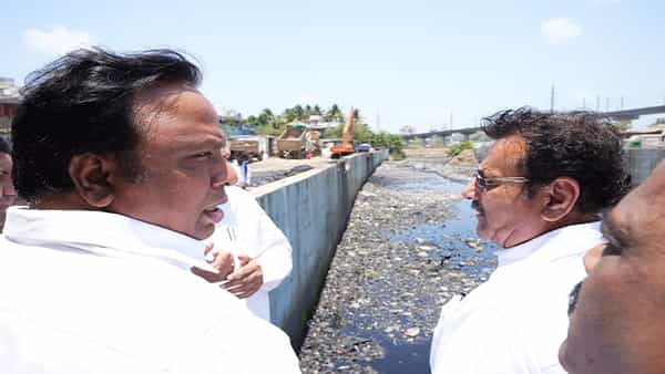मुंबईतील नालेसफाईच्या कामावर समाधान व्यक्त करावे अशी स्थिती नाही, किती खोल सफाई झाली त्या खोलीची आकडेवारी पालिकेने जाहीर करावी, अशी मागणी मुंबई भाजपा अध्यक्ष आमदार अँड आशिष शेलार यांनी केली.