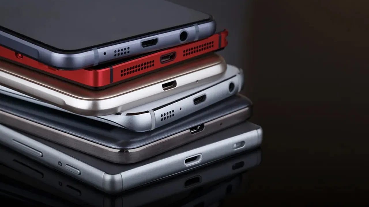 दुसरं म्हणजे फोनचं हार्डवेअर तपासा. यासाठी तुम्हाला प्लेस्टोअरवरून फोन डॉक्टर प्लस हे अॅप डाउनलोड करावे लागेल. याद्वारे तुम्ही फोनमध्ये काही हार्डवेअर समस्या आहेत का हे जाणून घेऊ शकता.