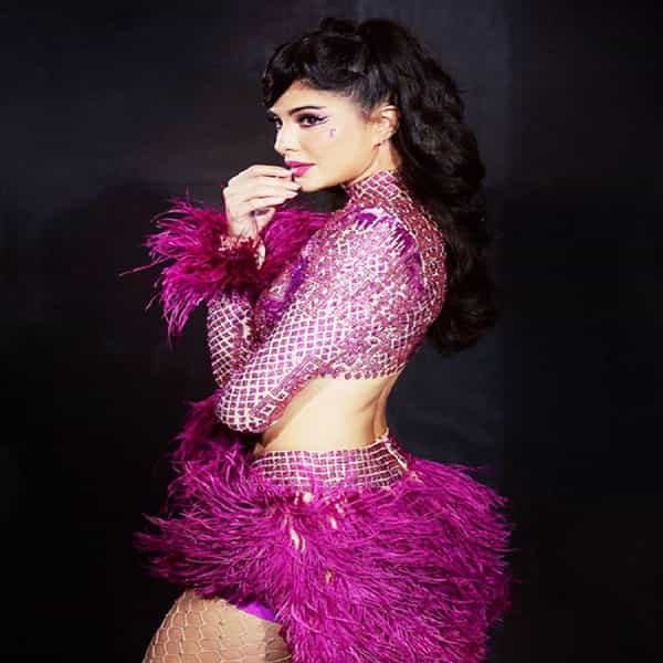 अभिनेत्री जॅकलिन फर्नांडीस (Jacqueline Fernandez) हिने बॉलिवूडच्या अनेक प्रसिद्ध अभिनेत्यांसोबत स्क्रिन शेअर केली आहे. अभिनेत्री फक्त तिच्या अभिनयामुळेच नाही तर, बोल्ड आणि हॉट अदांमुळे देखील चर्चेत असते.