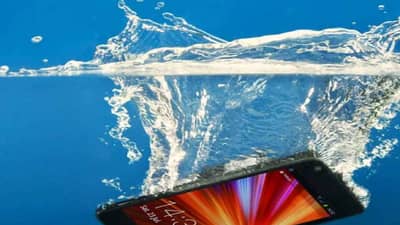 विद्यार्थ्याने केले शाळेच्या नियमाचे उल्लंघन, शिक्षिकेने फोन सरळ पाण्यात टाकला