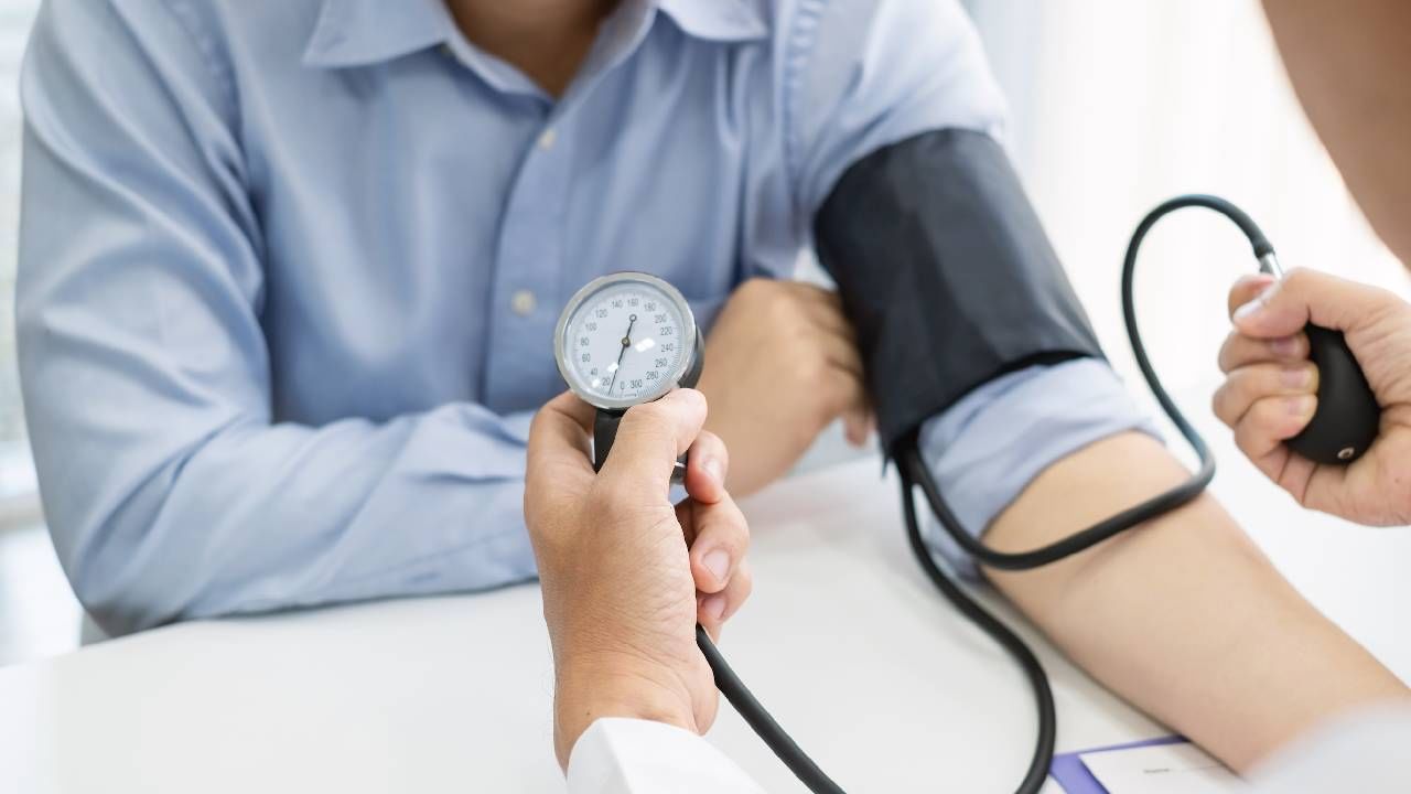 'ही' आहेत उच्च रक्तदाबाची लक्षणे 'ही' आहेत उच्च रक्तदाबाची लक्षणे