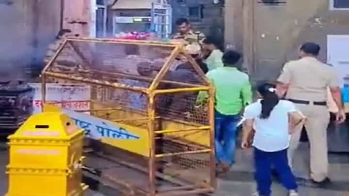 त्र्यंबकेश्वर मंदिरात नेमकं काय घडलं? पोलिसांनी काय कारवाई केली? त्र्यंबकेश्वर मंदिरात नेमकं काय घडलं? पोलिसांनी काय कारवाई केली?
