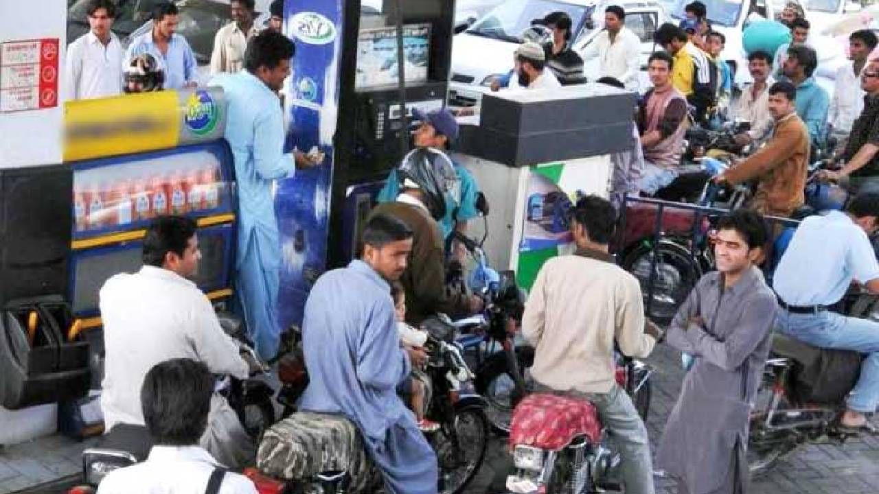 Pakistan Petrol Diesel Price : कंगाल पाकिस्तानने करुन दाखवले! डिझेल प्रति लिटर 30 रुपयांनी तर पेट्रोल इतके झाले स्वस्त