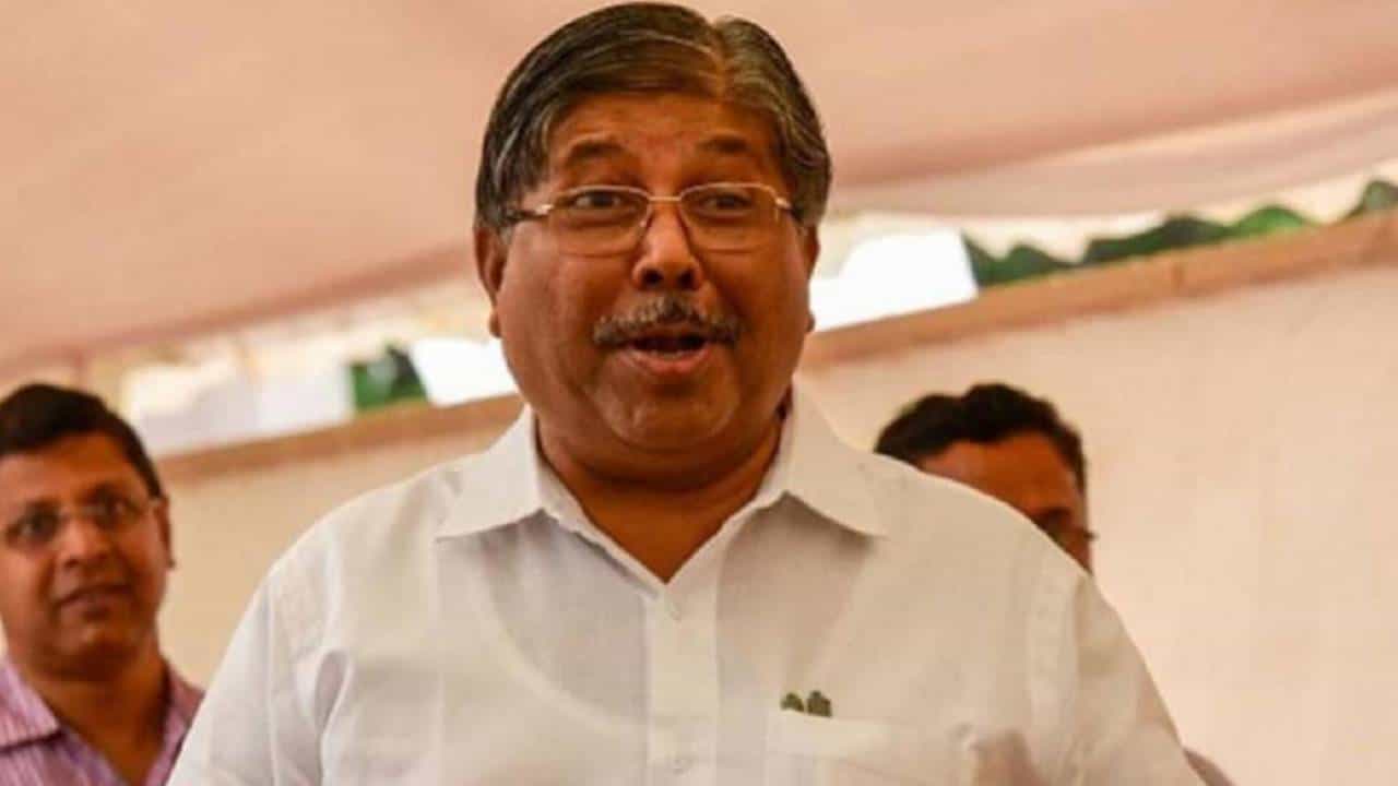 चंद्रकांत पाटील याचं भर कार्यक्रमात असं कृत्य ज्यामुळे वारकऱ्यांची टाळ थांबली; काय झालं कार्यक्रमात चंद्रकांत पाटील याचं भर कार्यक्रमात असं कृत्य ज्यामुळे वारकऱ्यांची टाळ थांबली; काय झालं कार्यक्रमात