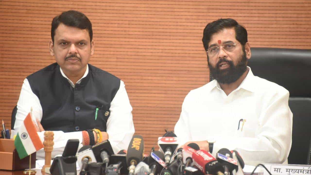 महाराष्ट्र हितासाठी सावधान! धार्मिक सलोखा यांची ऐशी की तैशी करणारे, सत्ता भोगणारे वावरत आहेत; सामनातून सरकारवर निशाना महाराष्ट्र हितासाठी सावधान! धार्मिक सलोखा यांची ऐशी की तैशी करणारे, सत्ता भोगणारे वावरत आहेत; सामनातून सरकारवर निशाना