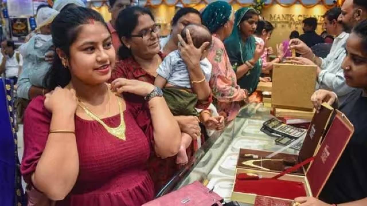 Gold Silver Price Today : मन गेलं हरकून, सोने-चांदी आपटले दणकावून!